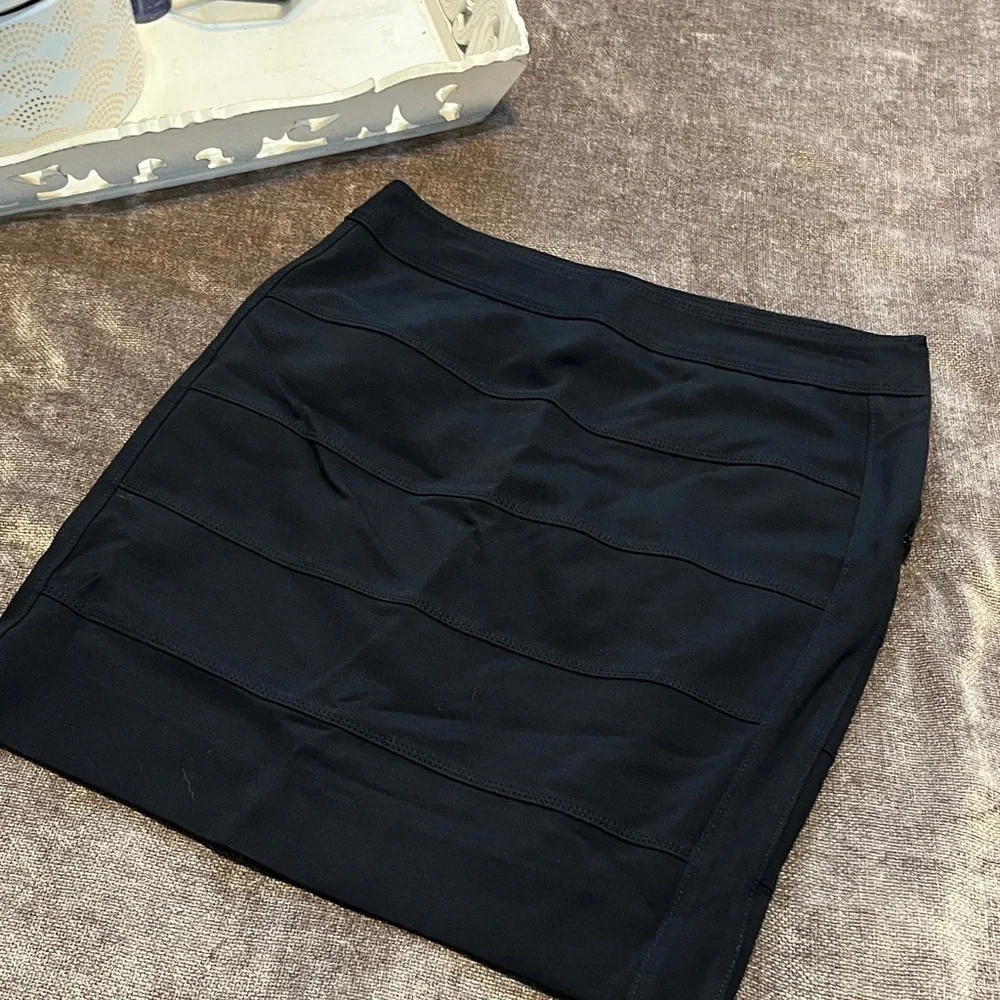White House Black Market Elegant Black Women's Skirt - Size 4